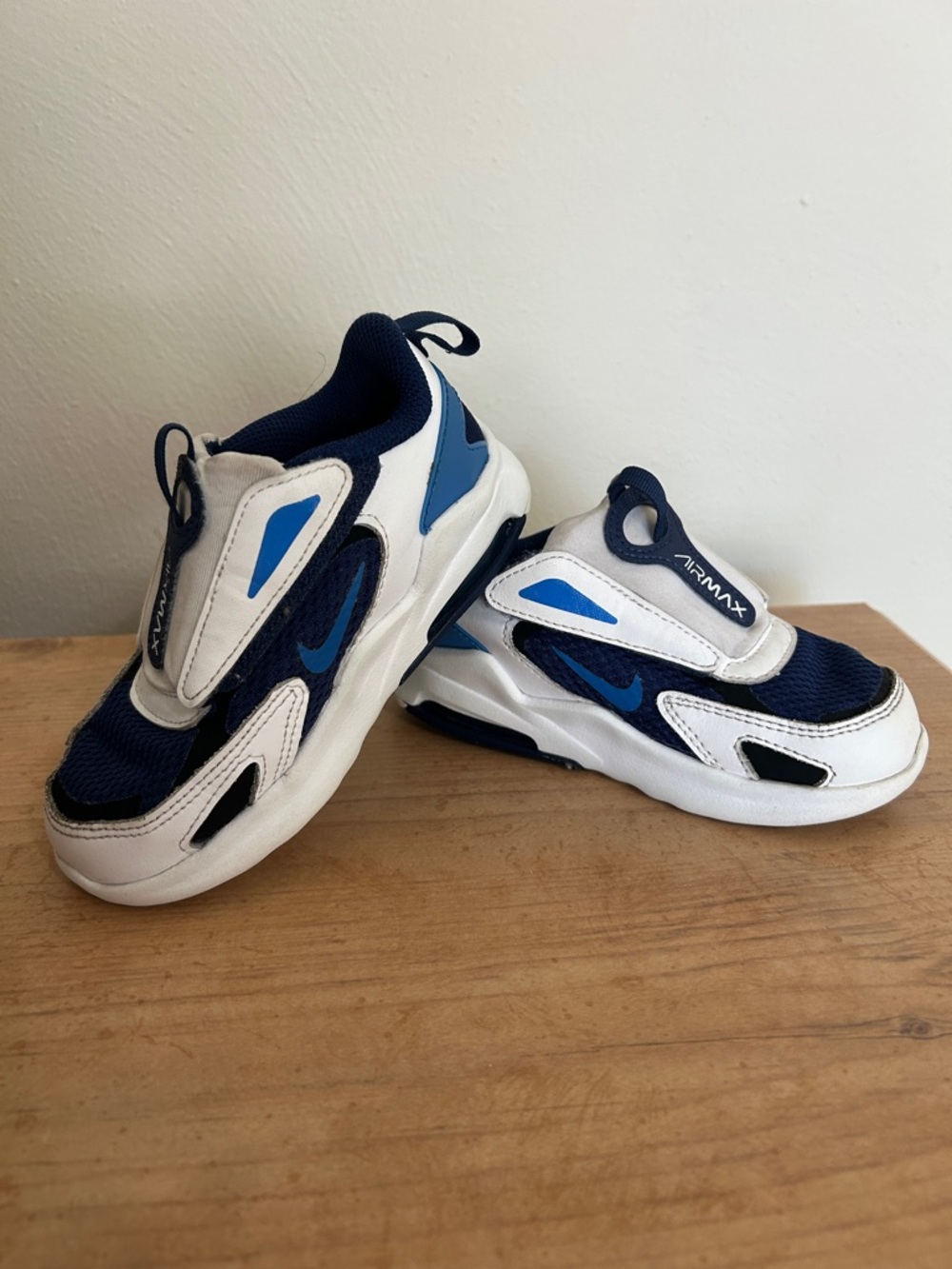 9c Nike Air Max Kids Navy & White Slip-On Sneakers